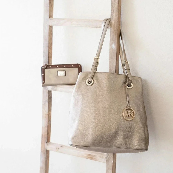 MICHAEL KORS METALLIC GOLD LEATHER JET SET TOTE BAG & TRIFOLD WALLET SET COMBO - Picture 1 of 16